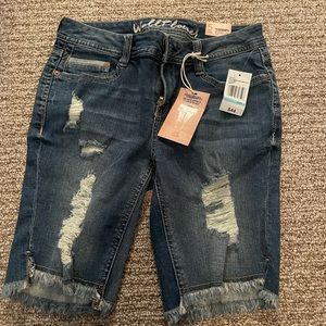 Womans Bermuda style shorts size 5 NWT